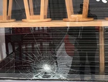 «Έξω οι Έλληνες»: Διπλή ρατσιστική επίθεση σε ελληνικό εστιατόριο στο Μπέρμιγχαμ (φωτο)